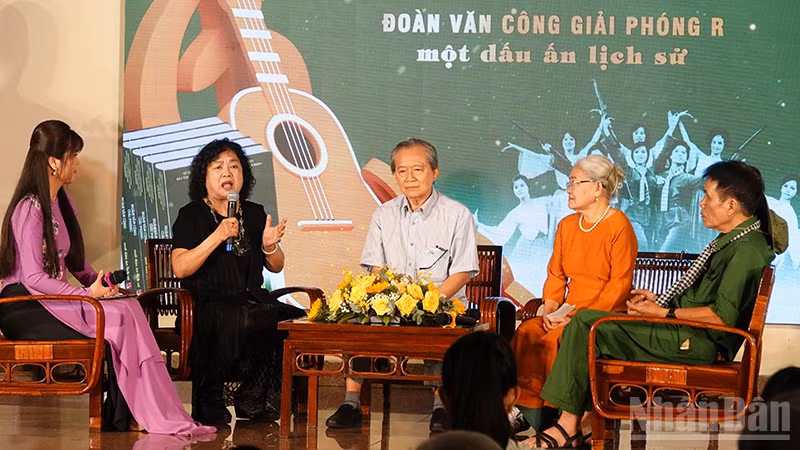 Giao lưu với các nhân chứng lịch sử, các nghệ sĩ từng hoạt động trong Đoàn Văn công Giải phóng. (Ảnh: MẠNH HẢO)