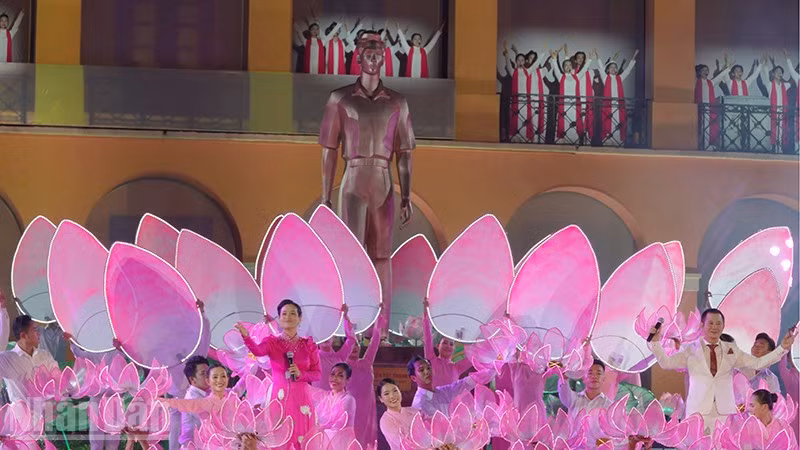 Tiết mục mở màn chương trình nghệ thuật "Hành trình thế kỷ". (Ảnh: MẠNH HẢO)