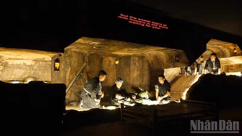 Tái hiện Địa đạo Củ Chi trong Nhà Truyền thống trong vở Đất Thép (Ảnh: Linh Bảo).