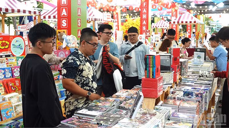 Lễ hội Đường sách Tết Bính Ngọ thu hút người dân, du khách tham quan. (Ảnh: Linh Bảo)