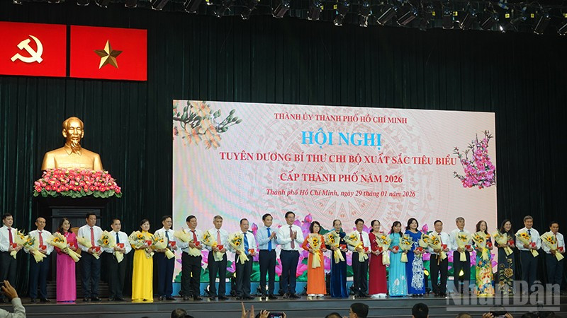 Lãnh đạo Thành phố Hồ Chí Minh trao tặng biểu trưng và hoa chúc mừng các đồng chí Bí thư chi bộ được tuyên dương. (Ảnh Linh Bảo)