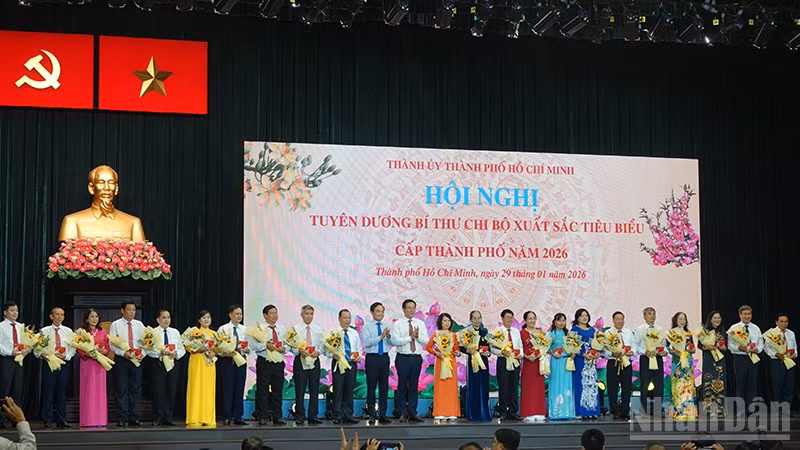 Lãnh đạo Thành phố Hồ Chí Minh trao tặng biểu trưng và hoa chúc mừng các đồng chí Bí thư chi bộ được tuyên dương. (Ảnh Linh Bảo)