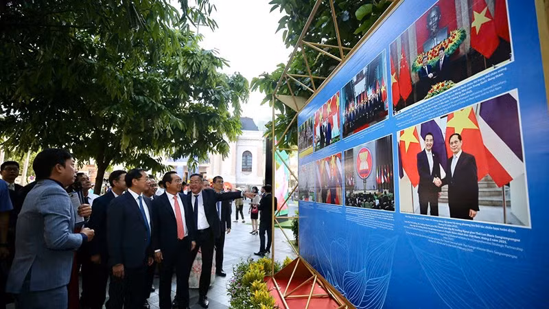 Các đại biểu tham quan triển lãm ảnh. (Ảnh Thanh Vũ)