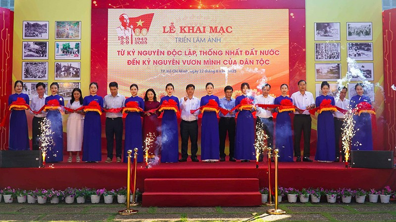 Các đại biểu thực hiện nghi thức cắt băng khai mạc triển lãm. (Ảnh: Đình Nam)