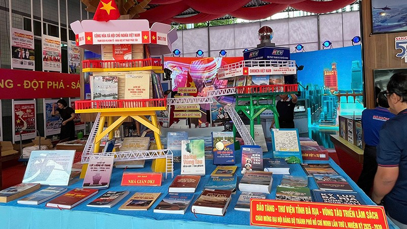 Mô hình nhà giàn DK1 tại khu vực Triển lãm thành tựu báo chí-xuất bản Thành phố Hồ Chí Minh. (Ảnh: Anh Đức).