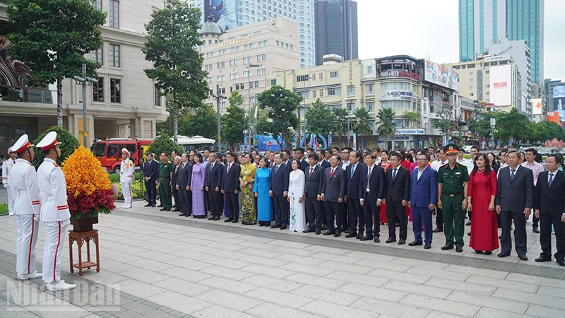 Các đại biểu dâng hoa tưởng niệm Chủ tịch Hồ Chí Minh tại Công viên tượng đài Chủ tịch Hồ Chí Minh. (Ảnh: MẠNH HẢO)