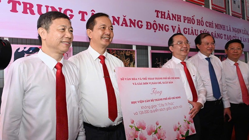 Đại diện lãnh đạo Sở Văn hóa và Thể thao Thành phố Hồ Chí Minh trao tặng biểu trưng Không gian “Cây tri thức” và 126.000 quyển sách cho đại diện lãnh đạo Học viện Cán bộ Thành phố Hồ Chí Minh. (Ảnh: QUỐC THANH).