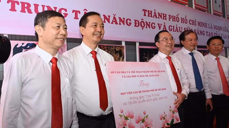 Đại diện lãnh đạo Sở Văn hóa và Thể thao Thành phố Hồ Chí Minh trao tặng biểu trưng Không gian “Cây tri thức” và 126.000 quyển sách cho đại diện lãnh đạo Học viện Cán bộ Thành phố Hồ Chí Minh. (Ảnh: QUỐC THANH).