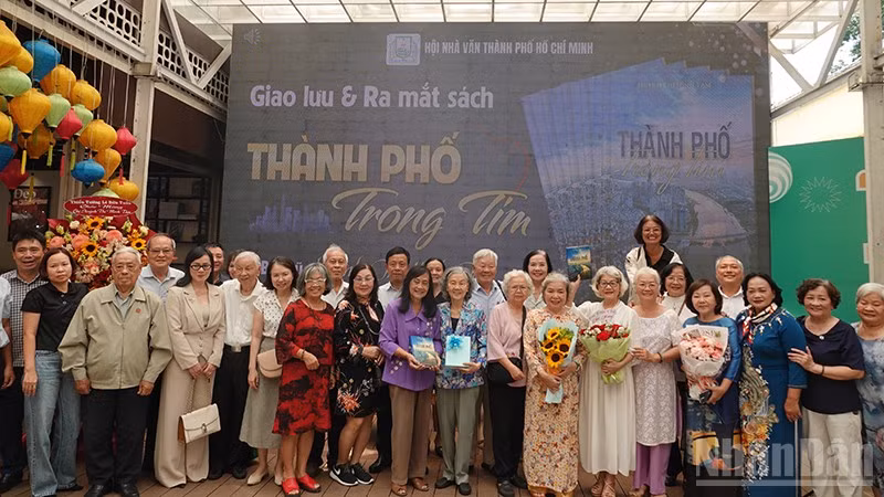 Các đại biểu chụp ảnh lưu niệm tại buổi giao lưu. (Ảnh: LINH BẢO)