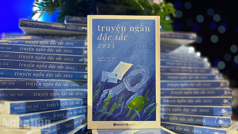 Bìa cuốn "Truyện ngắn đặc sắc 2025". (Ảnh: LINH BẢO)