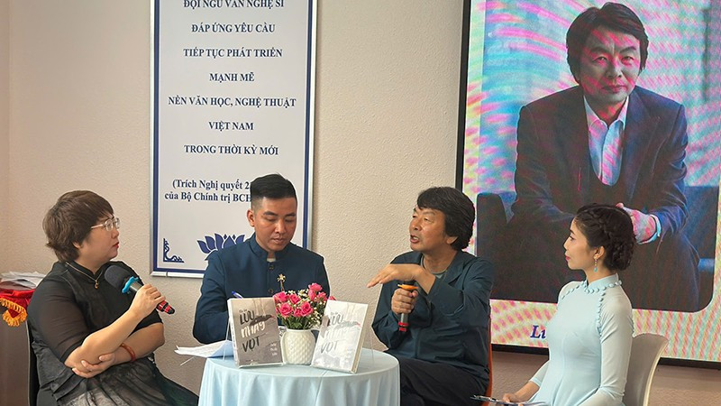 Nhà văn Lưu Chấn Vân (thứ 2 từ phải qua) giao lưu tại hội thảo. (Ảnh: THU HƯƠNG)
