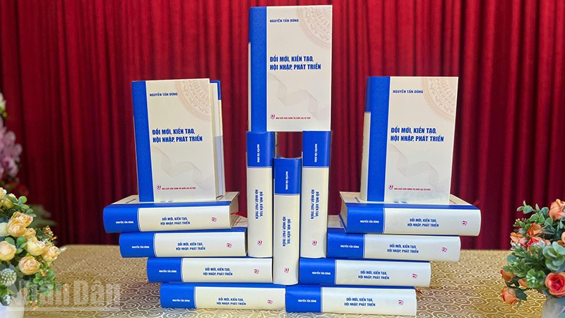 Bìa cuốn sách “Đổi mới, kiến tạo, hội nhập, phát triển” của đồng chí Nguyễn Tấn Dũng, nguyên Ủy viên Bộ Chính trị, nguyên Thủ tướng Chính phủ. (Ảnh: LINH BẢO)
