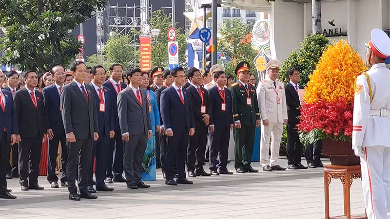 Đoàn đại biểu Thành phố Hồ Chí Minh dâng hoa tại Công viên Tượng đài Chủ tịch Hồ Chí Minh (Ảnh: HỮU LONG)