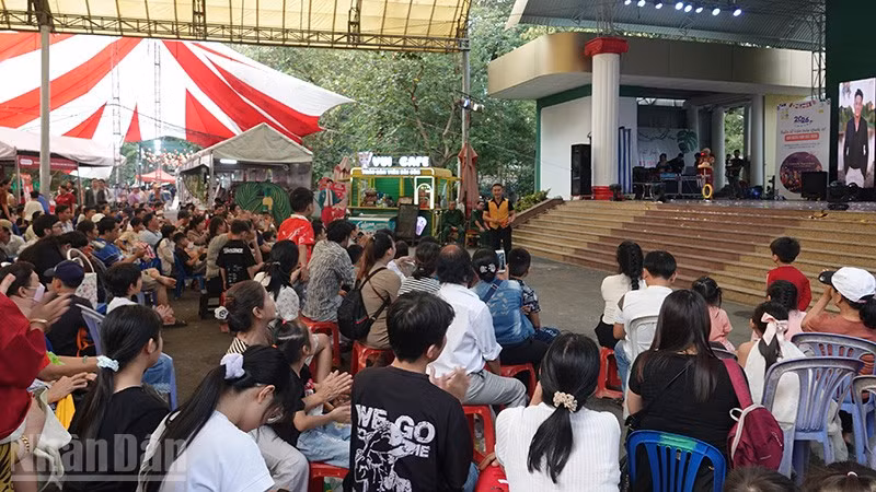 Du khách xem biểu diễn nghệ thuật tại Thảo Cầm Viên Sài Gòn trong dịp nghỉ lễ Tết Dương lịch. (Ảnh: Linh Bảo)