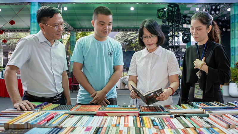 Bà Trần Thị Diệu Thúy, Phó Chủ tịch Ủy ban nhân dân Thành phố Hồ Chí Minh kiểm tra các gian hàng sách. (Ảnh: Ban tổ chức).