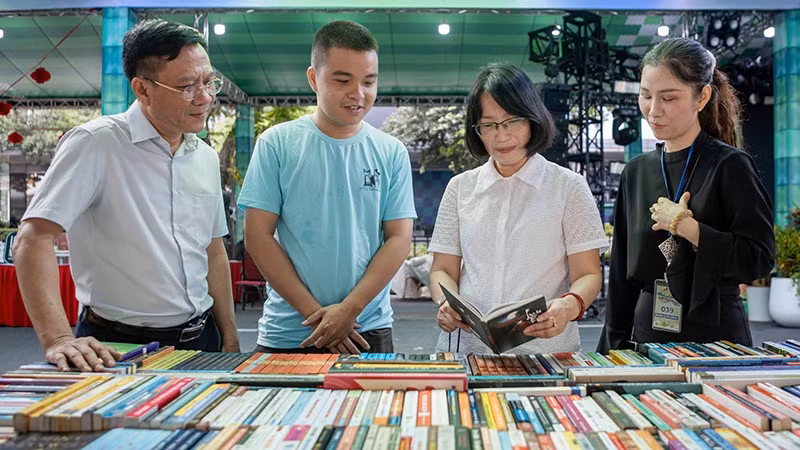 Bà Trần Thị Diệu Thúy, Phó Chủ tịch Ủy ban nhân dân Thành phố Hồ Chí Minh kiểm tra các gian hàng sách. (Ảnh: Ban tổ chức).