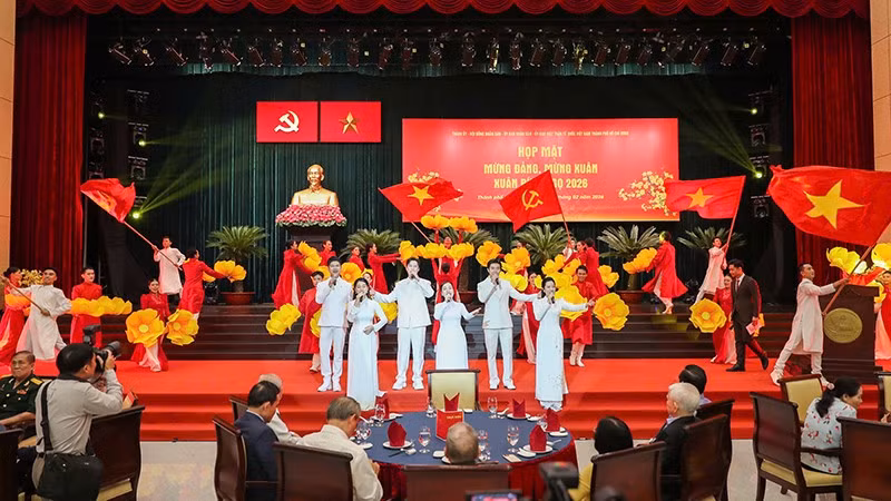 Chương trình văn nghệ tại buổi họp mặt. (Ảnh: Hoàng Triều)