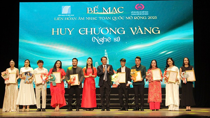 Trao Huy chương Vàng cho các nghệ sĩ tham dự liên hoan. (Ảnh: THÙY TRANG)