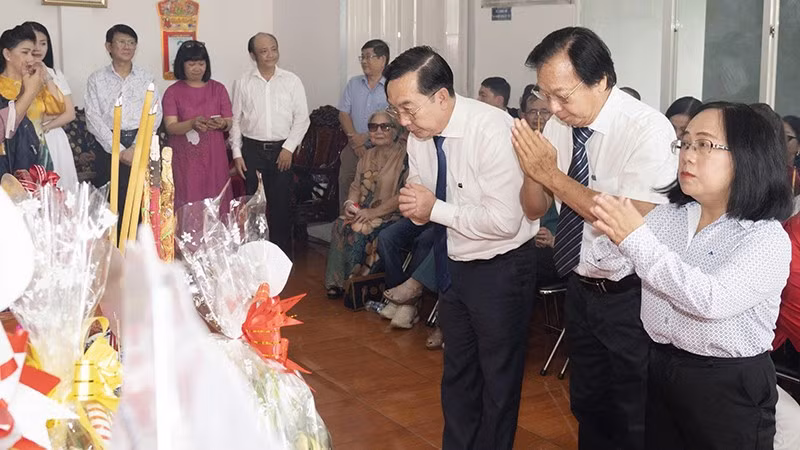 Các đại biểu thắp hương lên bàn thờ Tổ tại nhà thờ Tổ Sân khấu, phường Cầu Ông Lãnh, Thành phố Hồ Chí Minh. (Ảnh: QUỐC THANH)