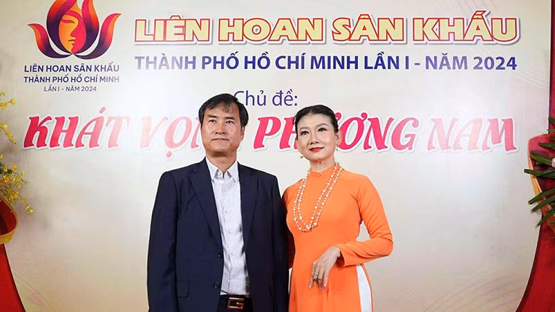 Nghệ sĩ Nhân dân Mỹ Uyên và đạo diễn Hàn Quốc Lee Jung Nam. (Ảnh nhân vật cung cấp)