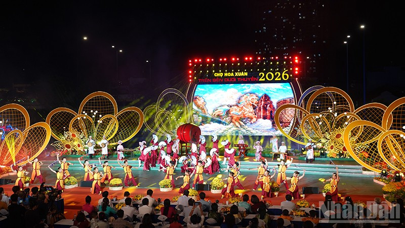 Tiết mục mở đầu chương trình khai mạc chợ hoa xuân "Trên bến dưới thuyền". (Ảnh: LINH BẢO)