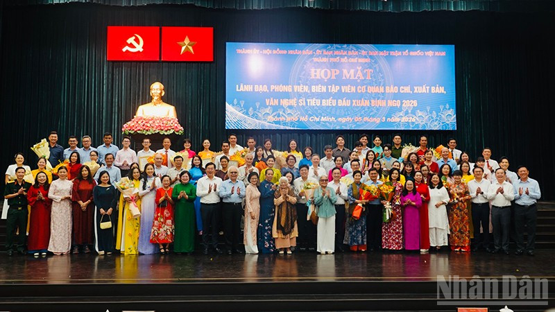 Các đại biểu chụp ảnh lưu niệm với lãnh đạo Thành phố Hồ Chí Minh. (Ảnh: Linh Bảo)