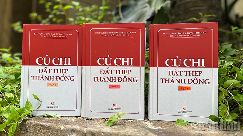 Bìa bộ sách "Củ Chi-Đất thép Thành đồng". (Ảnh: LINH BẢO)