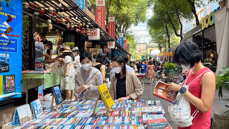 Đường sách Thành phố Hồ Chí Minh luôn thu hút khách đến tham quan. (Ảnh: LINH BẢO)