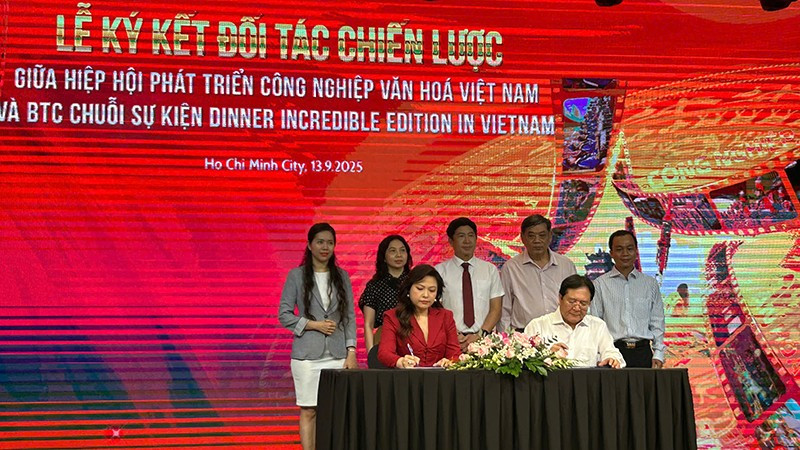 Lễ ký kết hợp tác chiến lược giữa VCIDA với các đối tác tiêu biểu trong và ngoài nước. (Ảnh: HỒ TRINH)