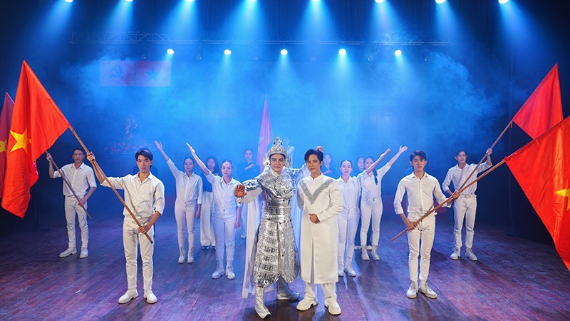 Lần đầu tiên ca sĩ Minh Sang và nghệ sĩ Ưu tú Võ Minh Lâm kết hợp trong một ca khúc. (Ảnh: Nhân vật cung cấp)