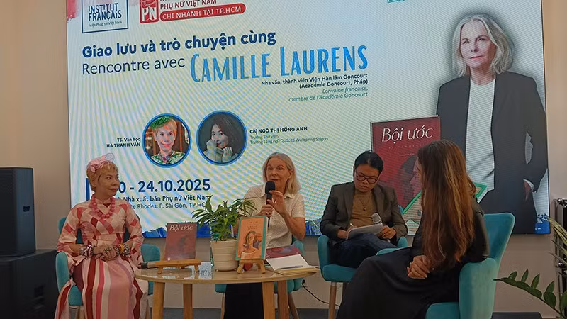 Nhà văn Camille Laurens (thứ hai từ trái sang) giao lưu tại chương trình. (Ảnh: Võ Hương)