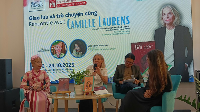 Nhà văn Camille Laurens (thứ hai từ trái sang) giao lưu tại chương trình. (Ảnh: Võ Hương)