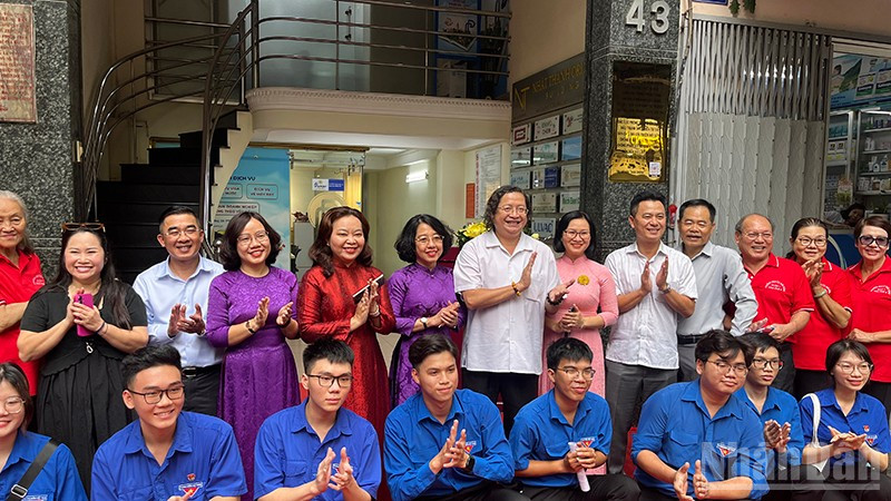 Các đại biểu chụp ảnh lưu niệm tại trụ sở Báo Dân Chúng trước đây. (Ảnh: Mạnh Hảo)