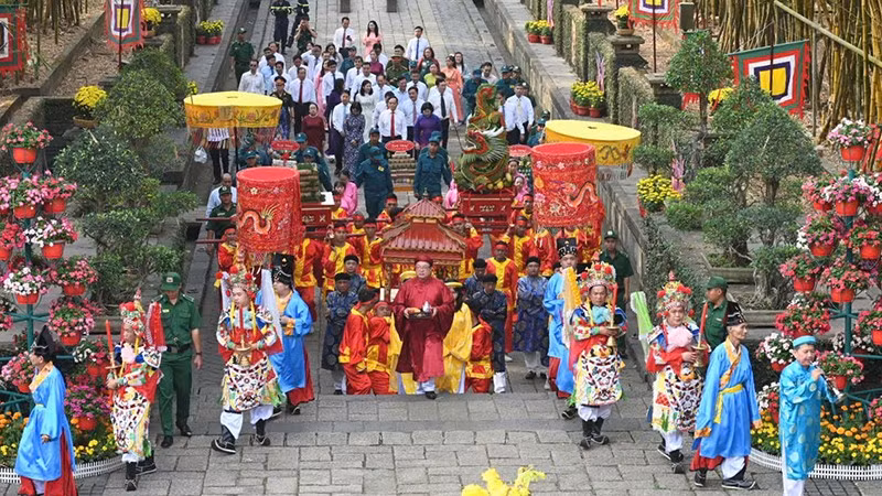 Đoàn thực hiện nghi thức dâng cúng bánh tét Quốc tổ Hùng Vương. (Ảnh: Quốc Thanh)