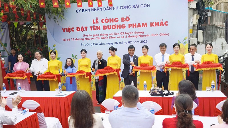 Các đại biểu thực hiện nghi thức khánh thành và công bố đặt tên đường Phạm Khắc. (Ảnh: Thanh Hằng)