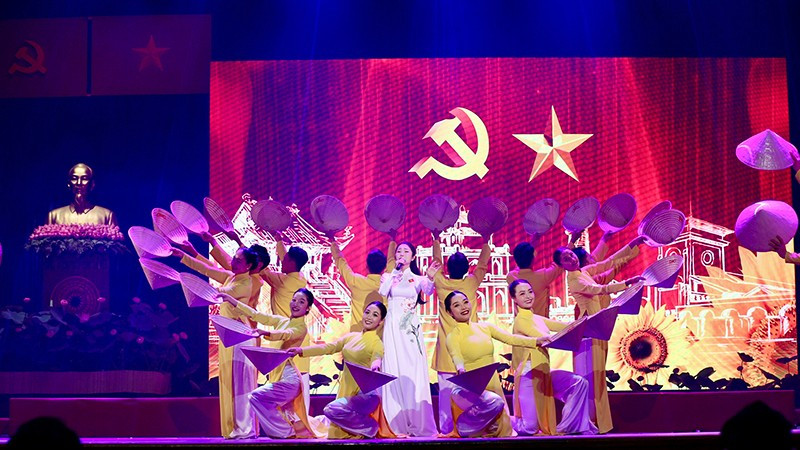 Tiết mục văn nghệ trong chương trình (Ảnh Dũng Phương).