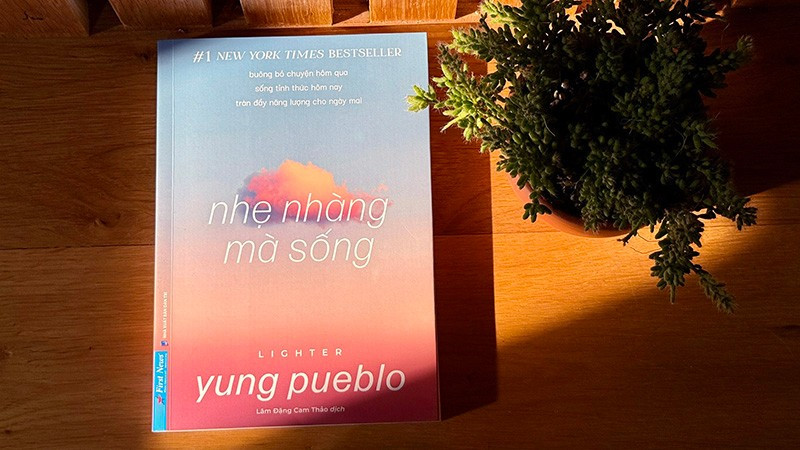 Bìa tác phẩm "Nhẹ nhàng mà sống". (Ảnh: First News)