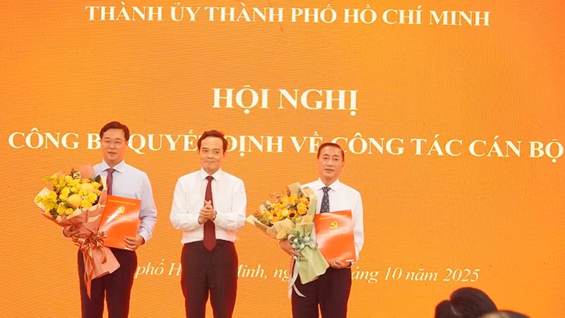 Đồng chí Trần Lưu Quang, Bí thư Trung ương Đảng, Bí thư Thành ủy Thành phố Hồ Chí Minh trao quyết định về công tác cán bộ. (Ảnh: LÊ VĨNH))