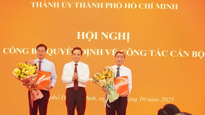 Đồng chí Trần Lưu Quang, Bí thư Trung ương Đảng, Bí thư Thành ủy Thành phố Hồ Chí Minh trao quyết định về công tác cán bộ. (Ảnh: LÊ VĨNH))