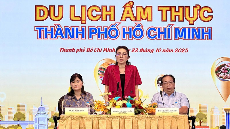 Bà Bùi Thị Ngọc Hiếu (đứng), Phó Giám đốc Sở Du lịch Thành phố Hồ Chí Minh phát biểu tại chương trình. (Ảnh: Ban tổ chức).