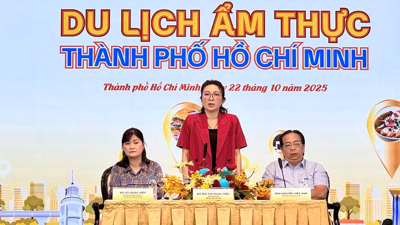 Bà Bùi Thị Ngọc Hiếu (đứng), Phó Giám đốc Sở Du lịch Thành phố Hồ Chí Minh phát biểu tại chương trình. (Ảnh: Ban tổ chức).
