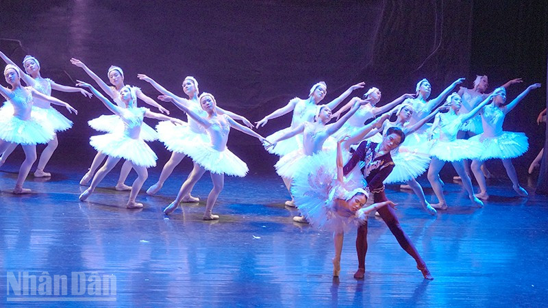 Lần đầu tiên Nhà hát Giao hưởng, Nhạc, Vũ kịch Thành phố Hồ Chí Minh dựng vở ballet Hồ Thiên Nga. (Ảnh: LINH BẢO)
