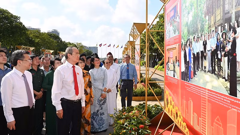 Các đại biểu tham quan triển lãm tại đường đi bộ Nguyễn Huệ. (Ảnh: QUỐC THANH)