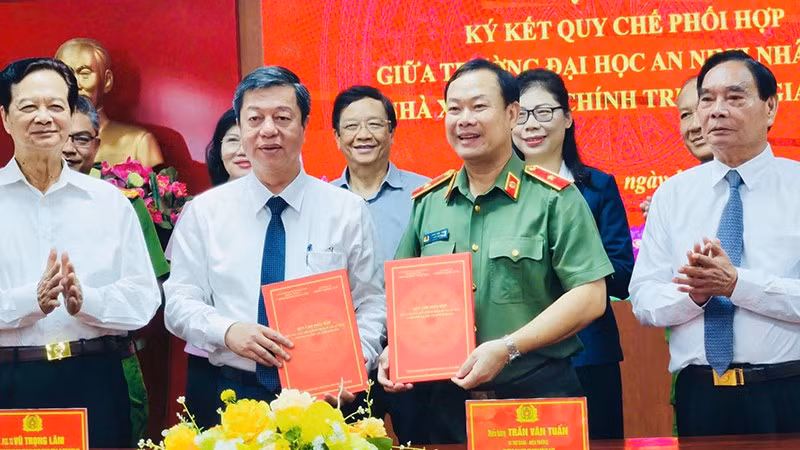 Hai đơn vị thực hiện ký kết Quy chế phối hợp tuyên truyền. (Ảnh Ban tổ chức cung cấp)