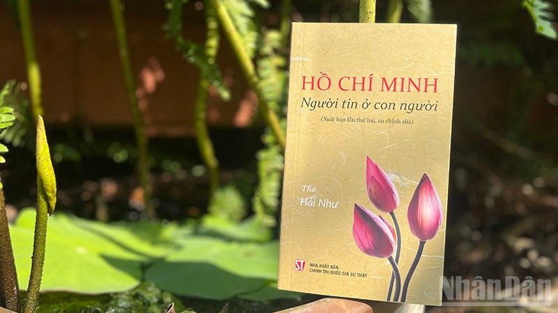Bìa tập thơ "Hồ Chí Minh - Người tin ở con người" của nhà thơ Hải Như do Nhà xuất bản Chính trị quốc gia Sự thật phát hành. (Ảnh: Linh Bảo)
