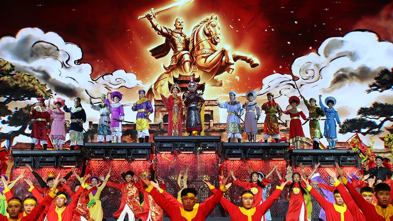 Các nghệ sĩ trong hồi 4 "Xuân đại thắng-Non nước hùng anh". (Ảnh: DŨNG PHƯƠNG)