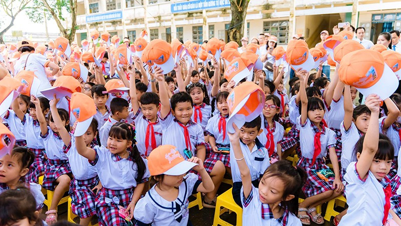 Các em học sinh Trường tiểu học Tân Lý Đông, xã Tân Hương, tỉnh Đồng Tháp vui mừng khi nhận được quà. (Ảnh: Ban tổ chức)