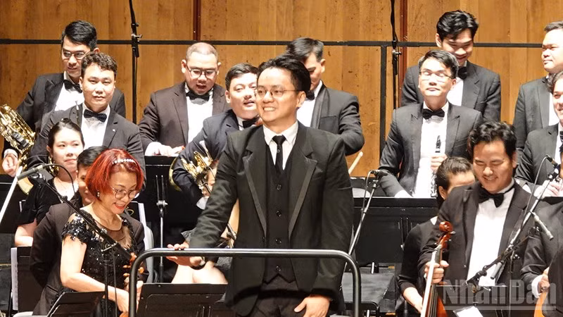 Nhạc trưởng Trần Nhật Minh sẽ chỉ huy đêm hòa nhạc. (Ảnh: LINH BẢO)