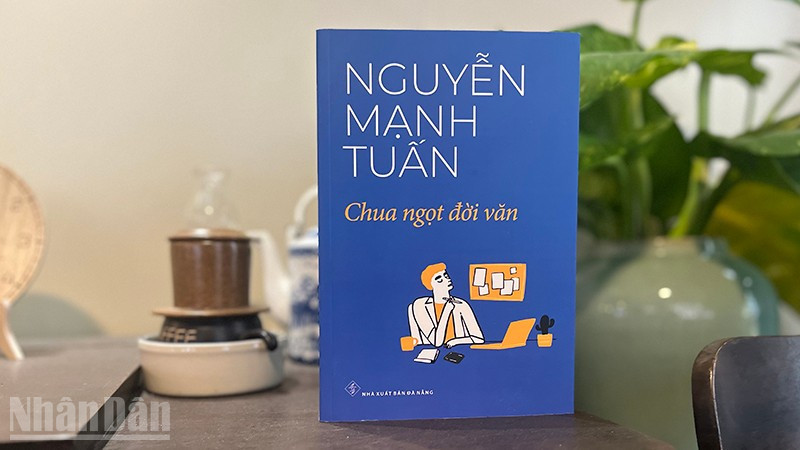 Bìa cuốn sách Chua ngọt đời văn của nhà văn Nguyễn Mạnh Tuấn. (Ảnh: LINH BẢO)
