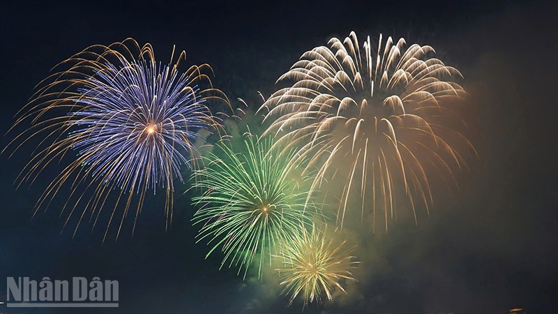 Thành phố Hồ Chí Minh bắn pháo hoa chào năm mới tại 4 điểm. (Ảnh: THẾ ANH)